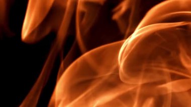 Siyah arka planda parlak alevler. 1000 fps 'de yüksek hızlı bir kamerayla çekildi. Yüksek kaliteli FullHD görüntüler