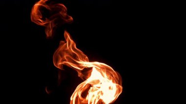 Siyah arka planda parlak alevler. 1000 fps 'de yüksek hızlı bir kamerayla çekildi. Yüksek kaliteli FullHD görüntüler