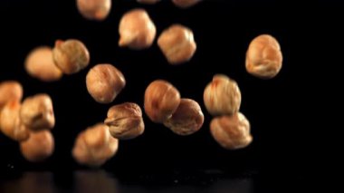 Nohutlar masaya düşer. 1000 fps 'de yüksek hızlı bir kamerayla çekildi. Yüksek kaliteli FullHD görüntüler