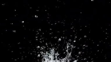 Siyah arka planda su damlaları. 1000 fps 'de yüksek hızlı bir kamerayla çekildi. Yüksek kaliteli FullHD görüntüler