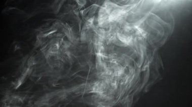 Beyaz duman. 1000 fps 'de yüksek hızlı bir kamerayla çekildi. Yüksek kaliteli FullHD görüntüler