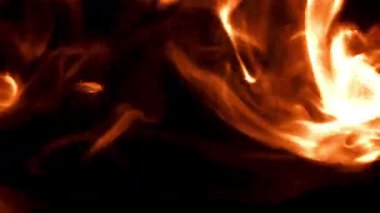 Siyah arka planda parlak alevler. 1000 fps 'de yüksek hızlı bir kamerayla çekildi. Yüksek kaliteli FullHD görüntüler
