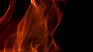 Siyah arka planda parlak alevler. 1000 fps 'de yüksek hızlı bir kamerayla çekildi. Yüksek kaliteli FullHD görüntüler