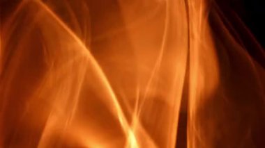 Siyah arka planda parlak alevler. 1000 fps 'de yüksek hızlı bir kamerayla çekildi. Yüksek kaliteli FullHD görüntüler