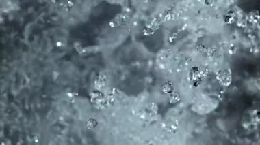 Su damlacıkları uçuyor. 1000 fps 'de yüksek hızlı bir kamerayla çekildi. Yüksek kaliteli FullHD görüntüler