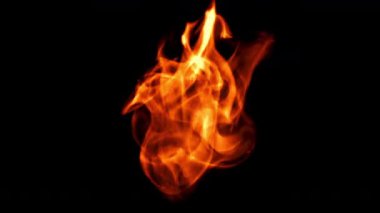 Siyah arka planda parlak ateş dilleri. 1000 fps 'de yüksek hızlı bir kamerayla çekildi. Yüksek kaliteli FullHD görüntüler