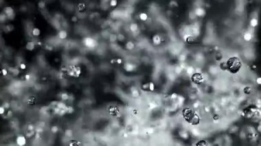 Su damlacıkları uçuyor. 1000 fps 'de yüksek hızlı bir kamerayla çekildi. Yüksek kaliteli FullHD görüntüler