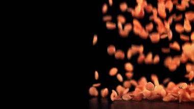 Kırmızı mercimek masaya düşer. 1000 fps 'de yüksek hızlı bir kamerayla çekildi. Yüksek kaliteli FullHD görüntüler