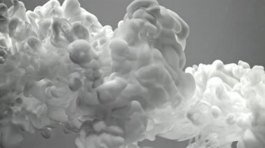 Beyaz arka planda suda beyaz boya. 1000 fps 'de yüksek hızlı bir kamerayla çekildi. Yüksek kaliteli FullHD görüntüler