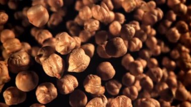 Nohut uçar ve düşer. 1000 fps 'de yüksek hızlı bir kamerayla çekildi. Yüksek kaliteli FullHD görüntüler