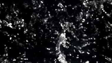 Bir damla su. 1000 fps 'de yüksek hızlı bir kamerayla çekildi. Yüksek kaliteli FullHD görüntüler