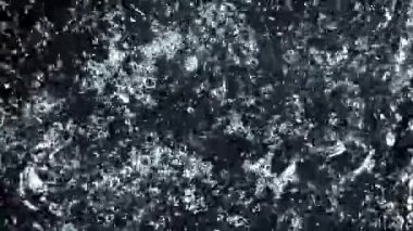 Bir damla su. 1000 fps 'de yüksek hızlı bir kamerayla çekildi. Yüksek kaliteli FullHD görüntüler