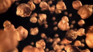 Nohut uçar ve düşer. 1000 fps 'de yüksek hızlı bir kamerayla çekildi. Yüksek kaliteli FullHD görüntüler