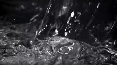 Akış ve su damlaları. 1000 fps 'de yüksek hızlı bir kamerayla çekildi. Yüksek kaliteli FullHD görüntüler