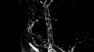 Siyah arka planda su damlaları. 1000 fps 'de yüksek hızlı bir kamerayla çekildi. Yüksek kaliteli FullHD görüntüler