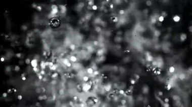 Su damlacıkları uçuyor. 1000 fps 'de yüksek hızlı bir kamerayla çekildi. Yüksek kaliteli FullHD görüntüler