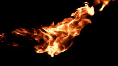 Siyah arka planda parlak alevler. 1000 fps 'de yüksek hızlı bir kamerayla çekildi. Yüksek kaliteli FullHD görüntüler