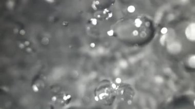 Su damlacıkları düşer. 1000 fps 'de yüksek hızlı bir kamerayla çekildi. Yüksek kaliteli FullHD görüntüler