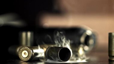 Mermi kovanından çıkan duman. 1000 fps 'de yüksek hızlı bir kamerayla çekildi. Yüksek kaliteli FullHD görüntüler