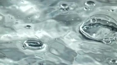 Suda hava kabarcıkları. 1000 fps 'de yüksek hızlı bir kamerayla çekildi. Yüksek kaliteli FullHD görüntüler