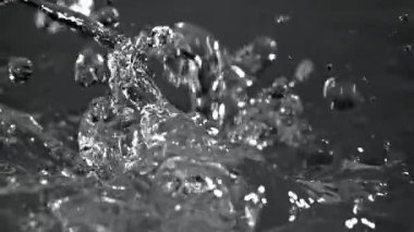 Siyah arka planda su damlaları. 1000 fps 'de yüksek hızlı bir kamerayla çekildi. Yüksek kaliteli FullHD görüntüler
