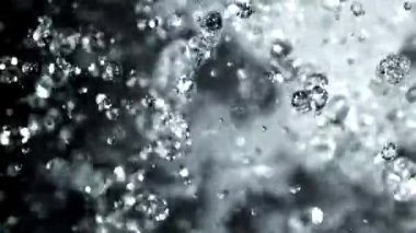 Su damlacıkları uçuyor. 1000 fps 'de yüksek hızlı bir kamerayla çekildi. Yüksek kaliteli FullHD görüntüler