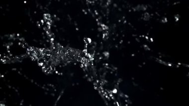 Bir damla su. 1000 fps 'de yüksek hızlı bir kamerayla çekildi. Yüksek kaliteli FullHD görüntüler