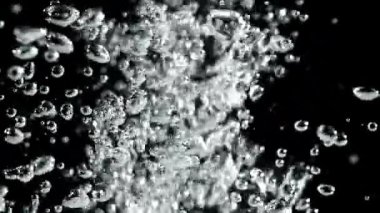 Su altında hava kabarcıkları. 1000 fps 'de yüksek hızlı bir kamerayla çekildi. Yüksek kaliteli FullHD görüntüler