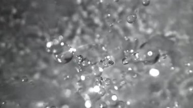 Su damlacıkları düşer. 1000 fps 'de yüksek hızlı bir kamerayla çekildi. Yüksek kaliteli FullHD görüntüler