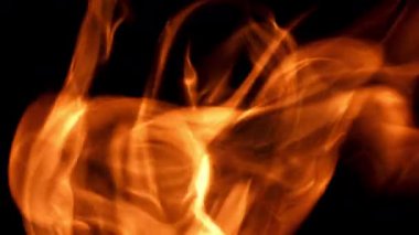 Siyah arka planda parlak alevler. 1000 fps 'de yüksek hızlı bir kamerayla çekildi. Yüksek kaliteli FullHD görüntüler