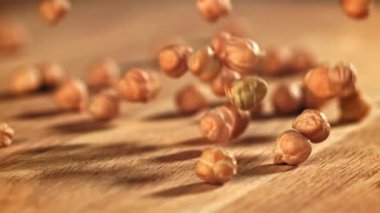 Nohutlar masaya düşer. 1000 fps 'de yüksek hızlı bir kamerayla çekildi. Yüksek kaliteli FullHD görüntüler