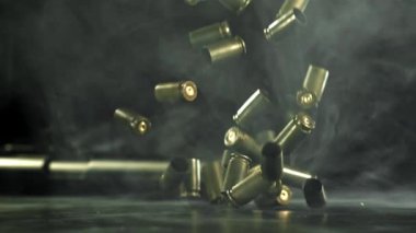 Mermi kovanları masaya sıkıştırılmış. 1000 fps 'de yüksek hızlı bir kamerayla çekildi. Yüksek kaliteli FullHD görüntüler