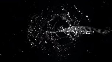 Bir damla su. 1000 fps 'de yüksek hızlı bir kamerayla çekildi. Yüksek kaliteli FullHD görüntüler