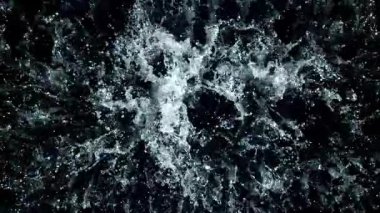 Bir damla su. 1000 fps 'de yüksek hızlı bir kamerayla çekildi. Yüksek kaliteli FullHD görüntüler