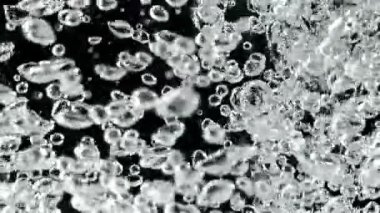 Su altında hava kabarcıkları. 1000 fps 'de yüksek hızlı bir kamerayla çekildi. Yüksek kaliteli FullHD görüntüler