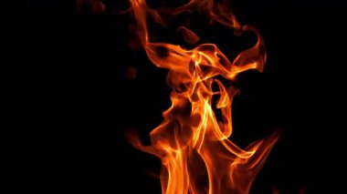 Siyah arka planda parlak alevler. 1000 fps 'de yüksek hızlı bir kamerayla çekildi. Yüksek kaliteli FullHD görüntüler