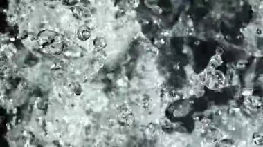 Su damlacıkları uçuyor. 1000 fps 'de yüksek hızlı bir kamerayla çekildi. Yüksek kaliteli FullHD görüntüler