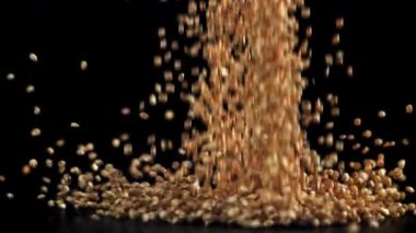 Chia tohumları masaya düşer. 1000 fps 'de yüksek hızlı bir kamerayla çekildi. - Evet. Yüksek kaliteli FullHD görüntüler