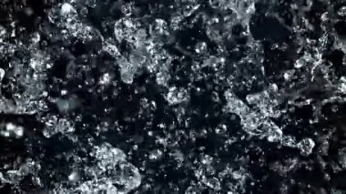 Su damlacıkları uçuyor. 1000 fps 'de yüksek hızlı bir kamerayla çekildi. Yüksek kaliteli FullHD görüntüler