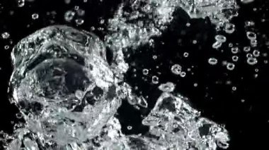 Su altında hava kabarcıkları. 1000 fps 'de yüksek hızlı bir kamerayla çekildi. Yüksek kaliteli FullHD görüntüler