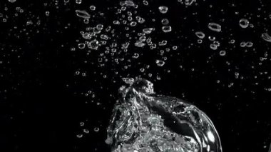 Su altında hava kabarcıkları. 1000 fps 'de yüksek hızlı bir kamerayla çekildi. Yüksek kaliteli FullHD görüntüler