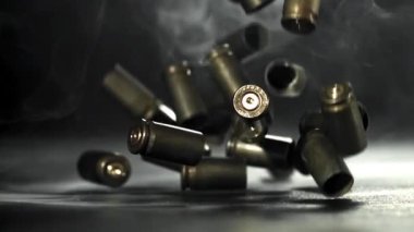 Mermi kovanları masaya sıkıştırılmış. 1000 fps 'de yüksek hızlı bir kamerayla çekildi. Yüksek kaliteli FullHD görüntüler