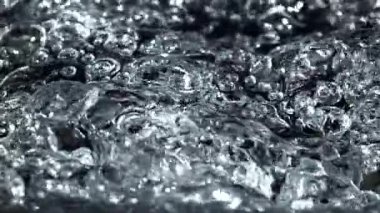 Akış ve su damlaları. 1000 fps 'de yüksek hızlı bir kamerayla çekildi. Yüksek kaliteli FullHD görüntüler