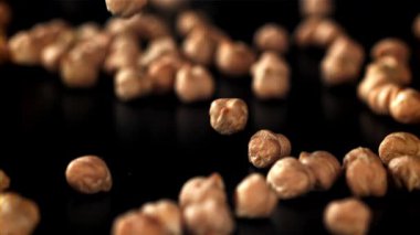 Nohutlar masaya düşer. 1000 fps 'de yüksek hızlı bir kamerayla çekildi. Yüksek kaliteli FullHD görüntüler