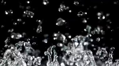 Siyah arka planda su damlaları. 1000 fps 'de yüksek hızlı bir kamerayla çekildi. Yüksek kaliteli FullHD görüntüler