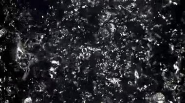 Bir damla su. 1000 fps 'de yüksek hızlı bir kamerayla çekildi. Yüksek kaliteli FullHD görüntüler