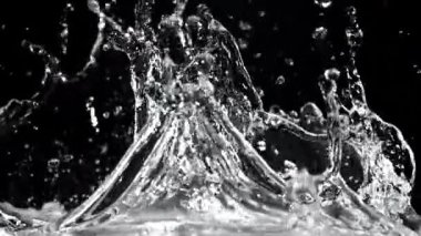 Siyah arka planda su damlaları. 1000 fps 'de yüksek hızlı bir kamerayla çekildi. Yüksek kaliteli FullHD görüntüler