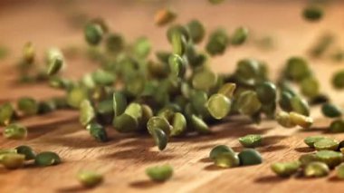 Yeşil bezelyeler masaya düşer. 1000 fps 'de yüksek hızlı bir kamerayla çekildi. Yüksek kaliteli FullHD görüntüler