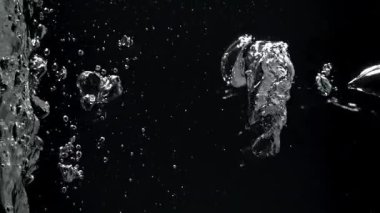 Su altında hava kabarcıkları. 1000 fps 'de yüksek hızlı bir kamerayla çekildi. Yüksek kaliteli FullHD görüntüler