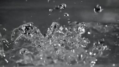 Akış ve su damlaları. 1000 fps 'de yüksek hızlı bir kamerayla çekildi. Yüksek kaliteli FullHD görüntüler